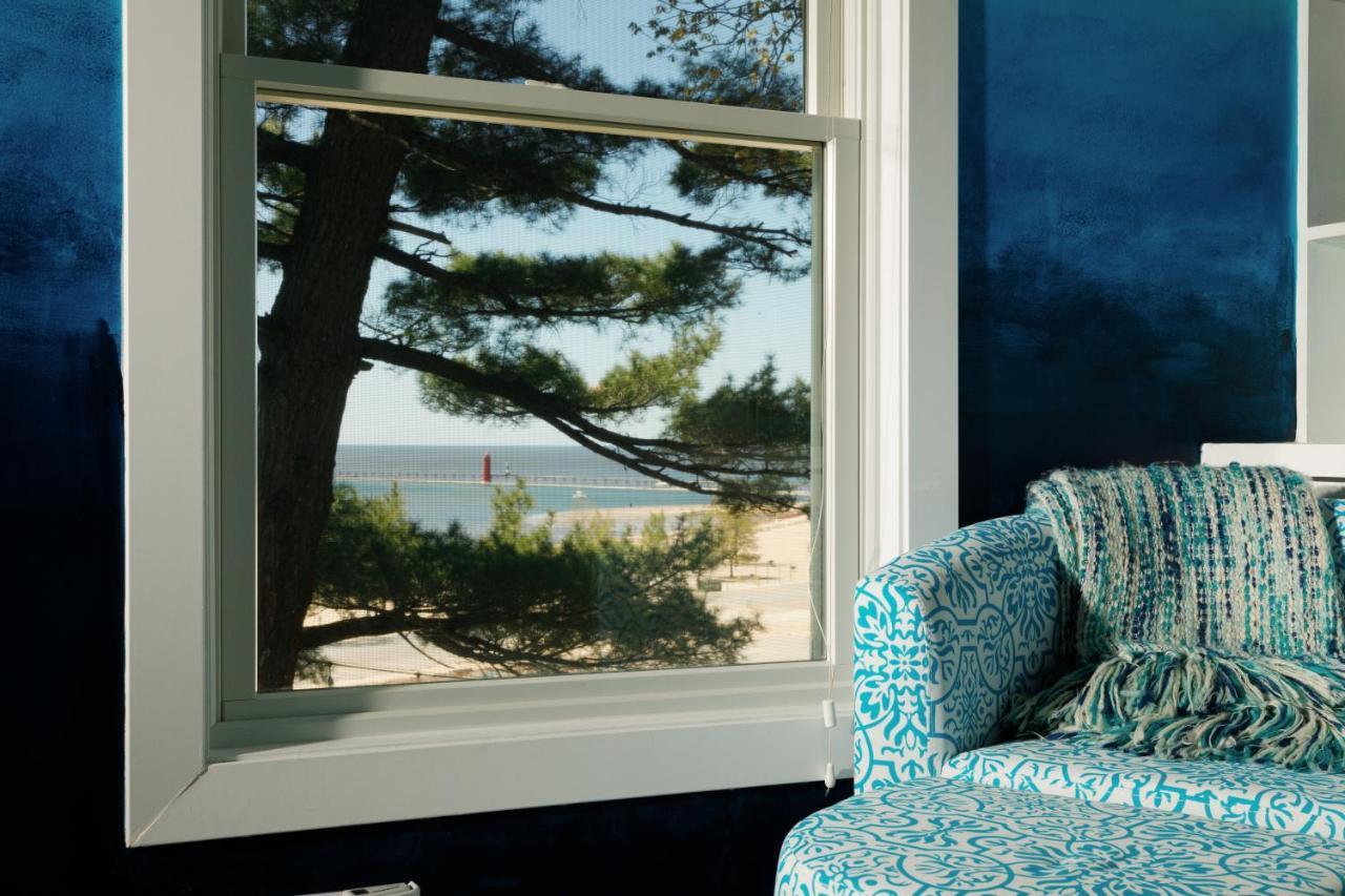Looking Glass Beachfront Inn Гранд-Хейвен Экстерьер фото